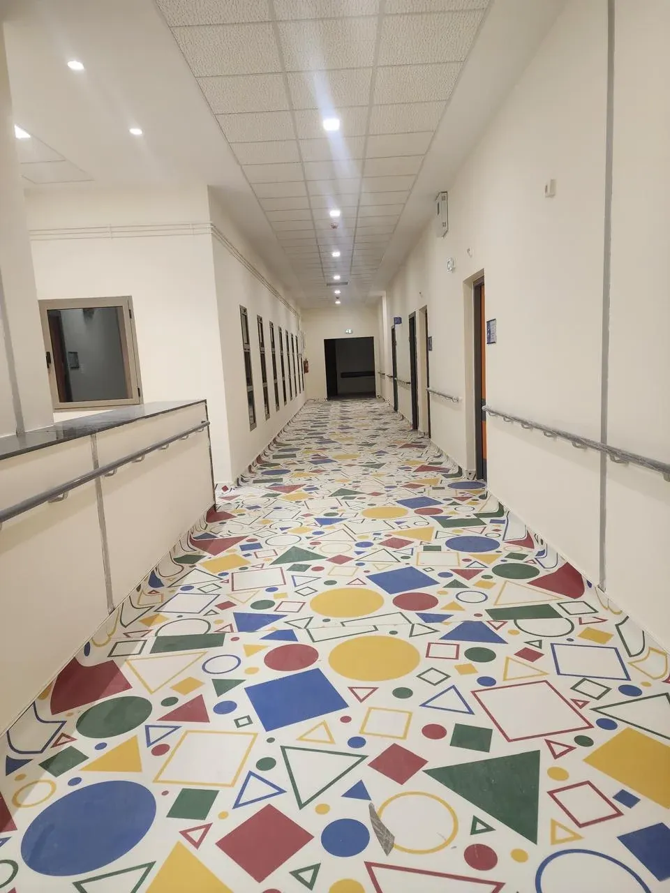 Centre Hospitalier Provincial de Tinghir, un couloir et son sol à motifs