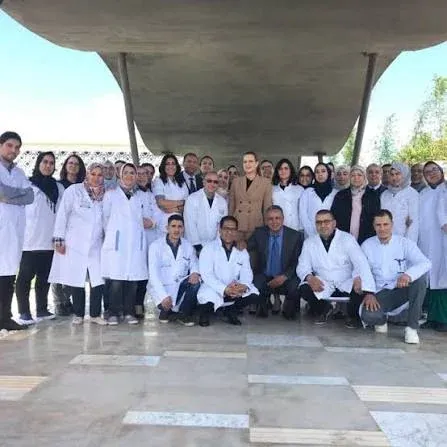 Centre régional d'oncologie de Béni Mellal, l'équipe soignante devant le centre