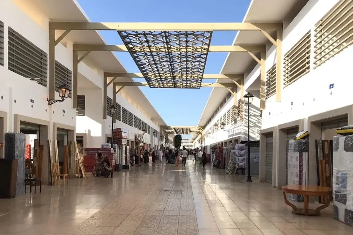 سوق الصالحين، سلا، ممر تجاري داخل السوق أثناء النشاط