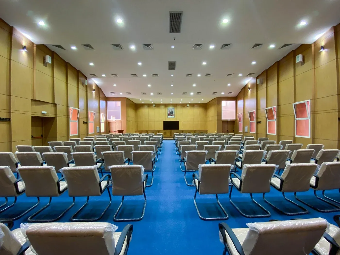 Siège provincial de Tinghir, la grande salle dans l'axe de l'estrade