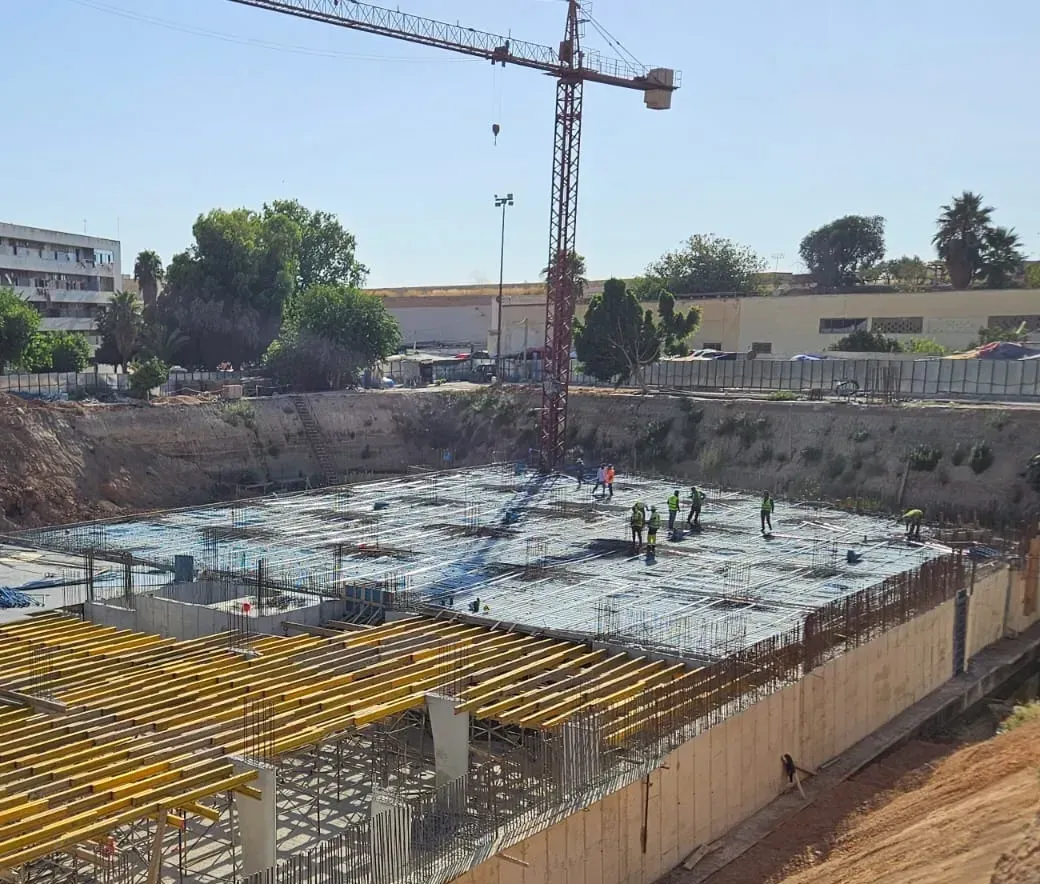 Grue à tour sur un chantier AHMA
