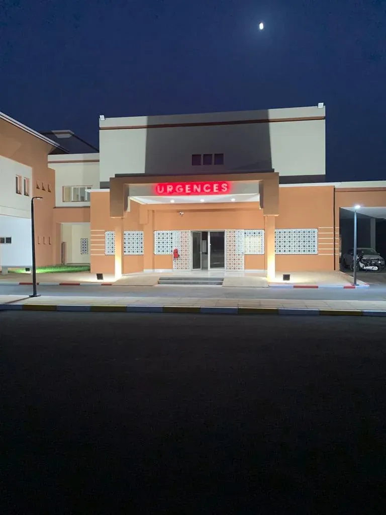 Centre Hospitalier Régional Charifa, l'entrée des urgences de nuit
